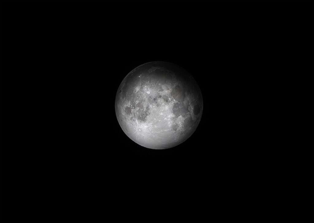 Découvrez comment le cycle lunaire influence votre potager grâce à des conseils pratiques et des astuces naturelles pour jardiner en harmonie avec la lune.