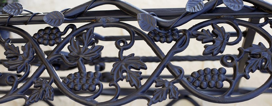 découvrez des idées créatives de décor en fer forgé pour sublimer votre jardin : portails, pergolas, meubles et accessoires uniques pour un espace extérieur élégant et intemporel.