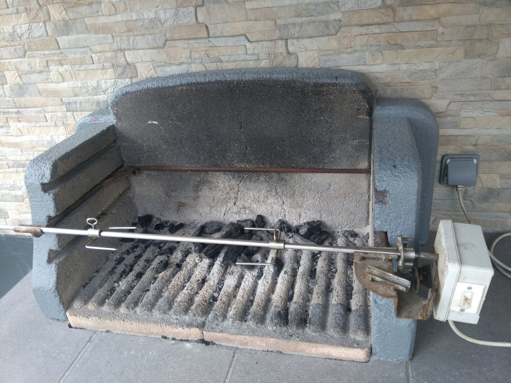 découvrez comment fabriquer un tourne-broche méchoui avec notre guide complet : étape par étape et liste du matériel nécessaire pour réussir vos grillades maison.