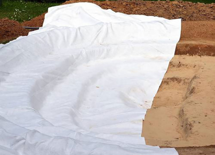 découvrez notre feutre géotextile pour jardinage, idéal pour protéger vos plantations, contrôler les mauvaises herbes et améliorer la qualité de votre sol.