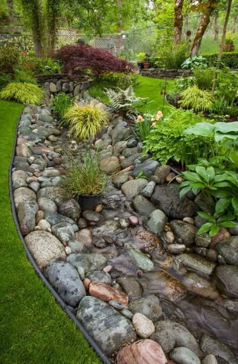 découvrez nos concepts innovants de rivière sèche design, idéals pour sublimer votre jardin avec une touche naturelle et esthétique conçue par nos paysagistes experts.