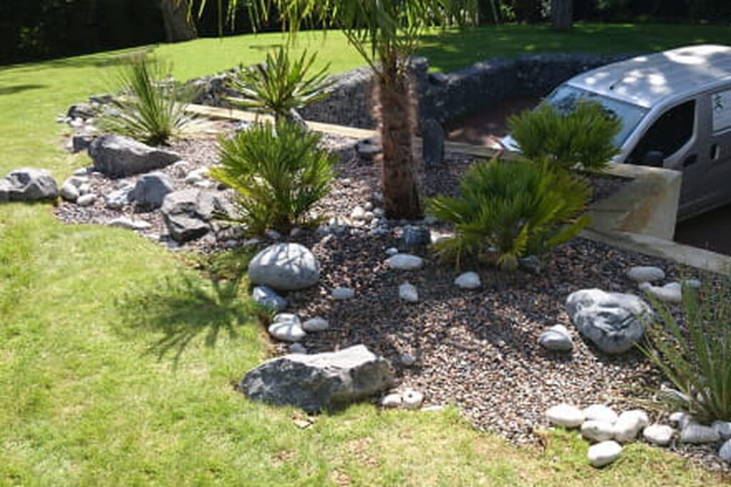 découvrez l'art du design paysager avec une rivière sèche, une solution esthétique et écologique pour sublimer votre jardin tout en améliorant le drainage.