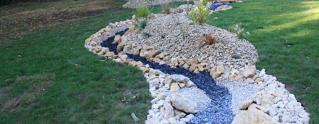 découvrez nos conceptions uniques de rivière sèche par des paysagistes experts, alliant esthétisme et durabilité pour sublimer votre jardin.