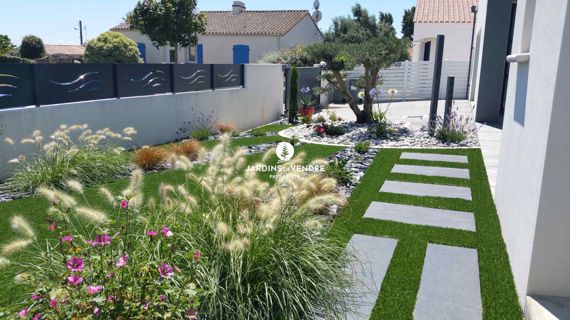 découvrez nos conseils d'aménagement pour intégrer un olivier dans votre jardin et créer un espace extérieur chaleureux et méditerranéen.