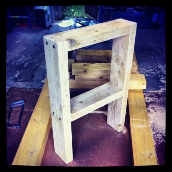 apprenez à fabriquer un établi en bois pas à pas grâce à notre guide détaillé, idéal pour les amateurs de bricolage souhaitant créer un espace de travail robuste et personnalisé.