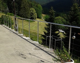 découvrez notre guide complet sur les garde-corps en câble inox, avec des astuces pratiques pour choisir, installer et entretenir votre protection sécurisée et esthétique.