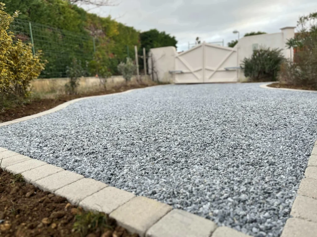 découvrez comment aménager une allée carrossable avec un gravier durable pour un accès solide et esthétique à votre propriété.