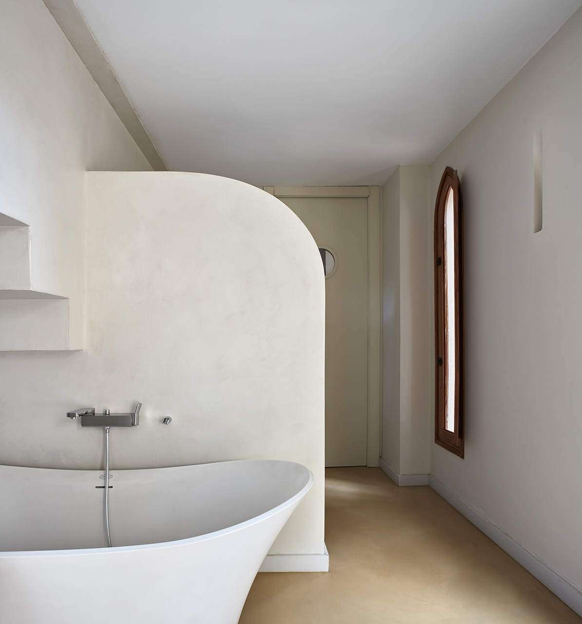 découvrez les avantages du béton ciré pour sols et murs : esthétique moderne, résistance, facilité d'entretien et personnalisation pour tous vos espaces intérieurs.