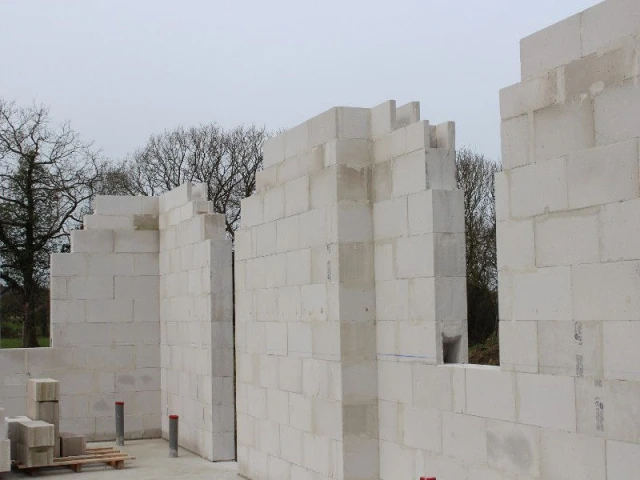 découvrez les avantages du béton cellulaire en construction et isolation : légèreté, performance thermique, résistance et facilité de mise en œuvre pour des bâtiments durables et économiques.