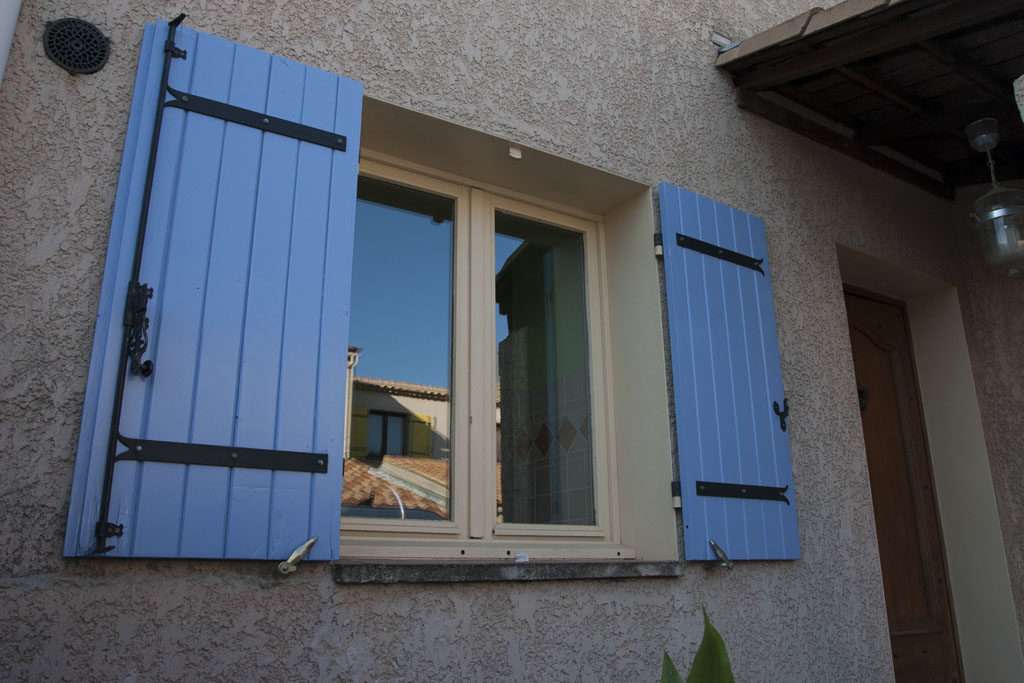 découvrez comment choisir entre volets battants et volets roulants pour optimiser le confort, la sécurité et l'esthétique de votre habitation.