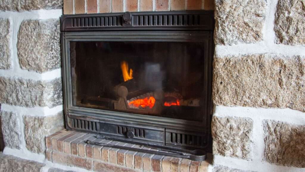découvrez comment choisir l'insert de cheminée bois idéal pour optimiser la chaleur et le design de votre intérieur. guide complet et conseils pratiques.