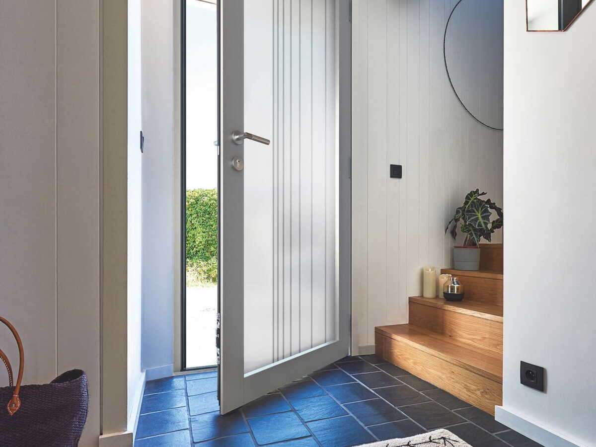 découvrez comment choisir une porte d'entrée sécurisée adaptée à vos besoins pour protéger efficacement votre maison tout en alliant style et robustesse.