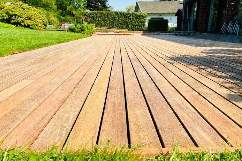 découvrez comment choisir une terrasse en bois exotique en 2026, avec des conseils sur les meilleures essences, l'entretien et les tendances pour un extérieur durable et esthétique.