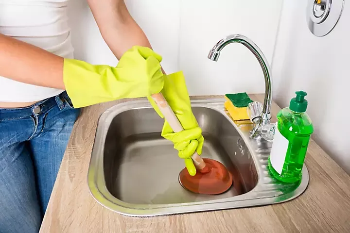 découvrez des méthodes efficaces et rapides pour déboucher votre évier facilement et éviter les désagréments dans votre cuisine.