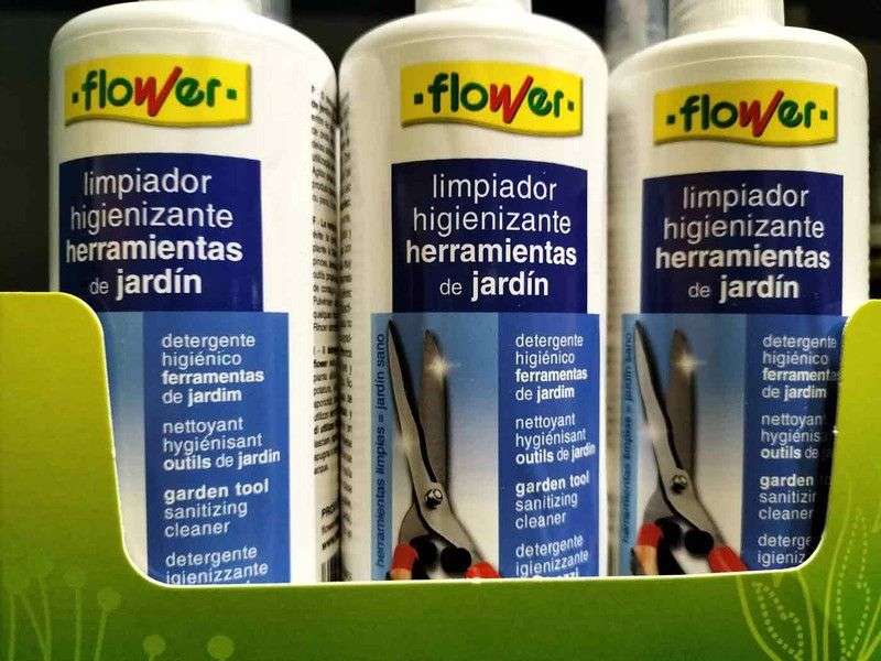 découvrez nos méthodes efficaces pour la désinfection des outils de jardinage, assurant leur propreté et prolongeant leur durée de vie.