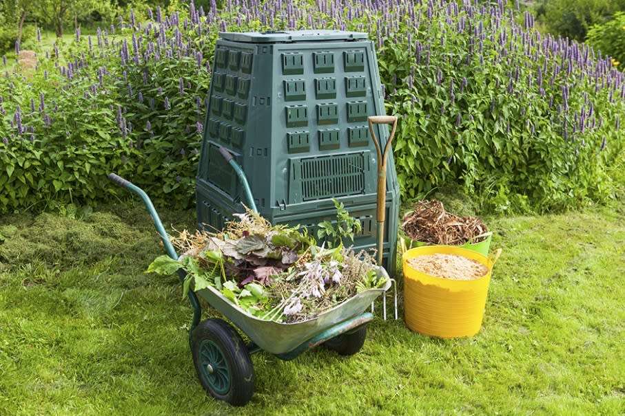 apprenez à faire un compost maison facilement avec nos astuces simples et efficaces pour recycler vos déchets organiques et enrichir votre jardin naturellement.
