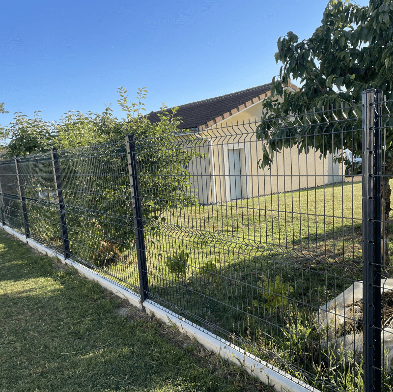 découvrez comment installer une clôture rigide pour sécuriser et embellir votre jardin rapidement et facilement. guide complet et conseils pratiques.