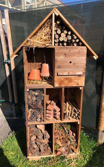 découvrez comment installer un hôtel à insectes pour favoriser la biodiversité et offrir un refuge naturel aux pollinisateurs et aux petites espèces de votre jardin.