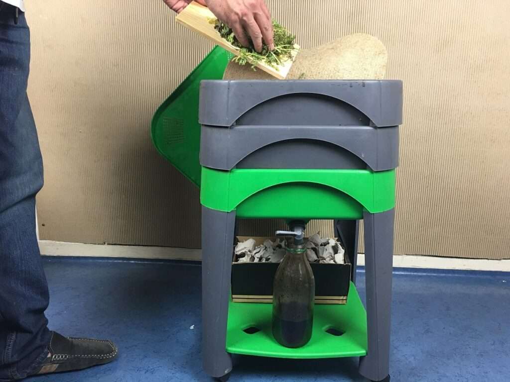 découvrez notre guide débutant pour utiliser un lombricomposteur en appartement et transformer vos déchets organiques en compost naturel facilement.