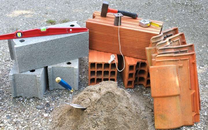 découvrez quel matériau choisir en 2026 pour vos constructions : parpaing ou brique, avantages, inconvénients et conseils pour faire le meilleur choix.