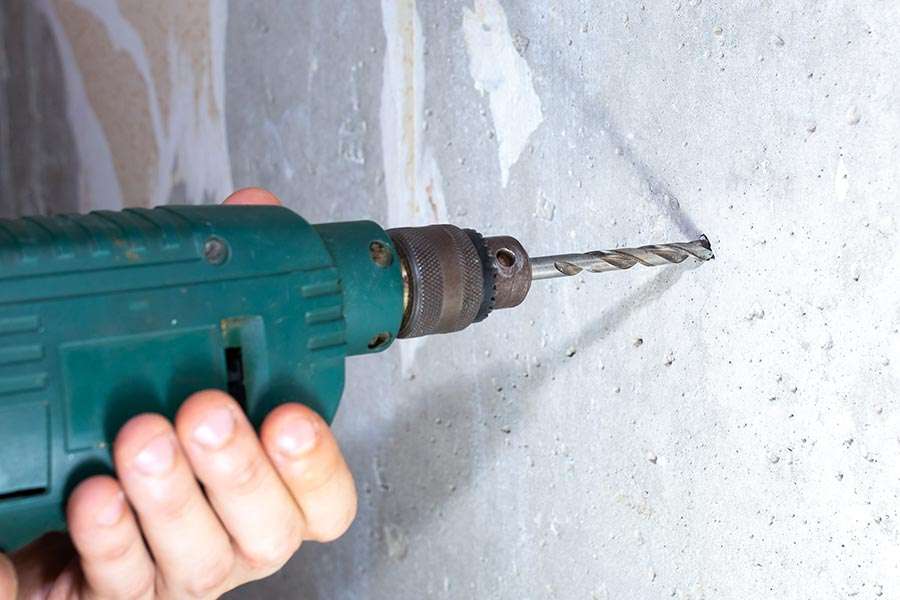 découvrez nos conseils et techniques pour percer le béton facilement et en toute sécurité, avec les outils adaptés pour un travail efficace et sans risque.