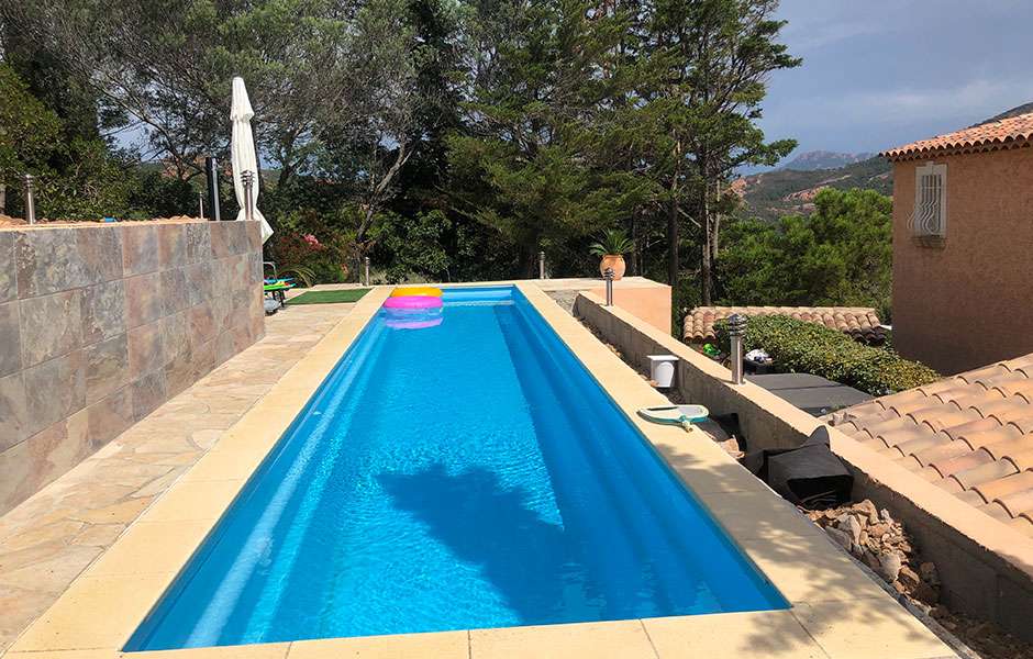 découvrez les avantages d'une piscine coque polyester : durabilité, rapidité d'installation et entretien facile pour un bassin prêt à plonger rapidement.