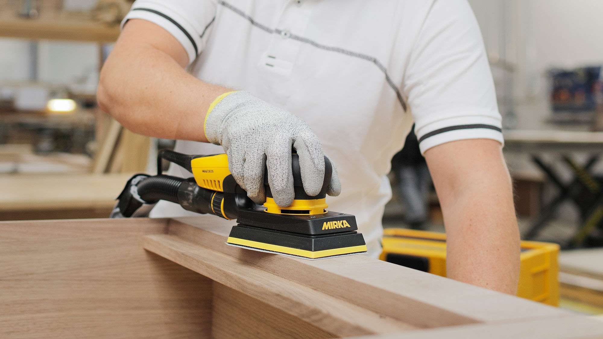 découvrez nos astuces pour poncer efficacement vos meubles en bois et leur redonner un superbe aspect en toute simplicité.