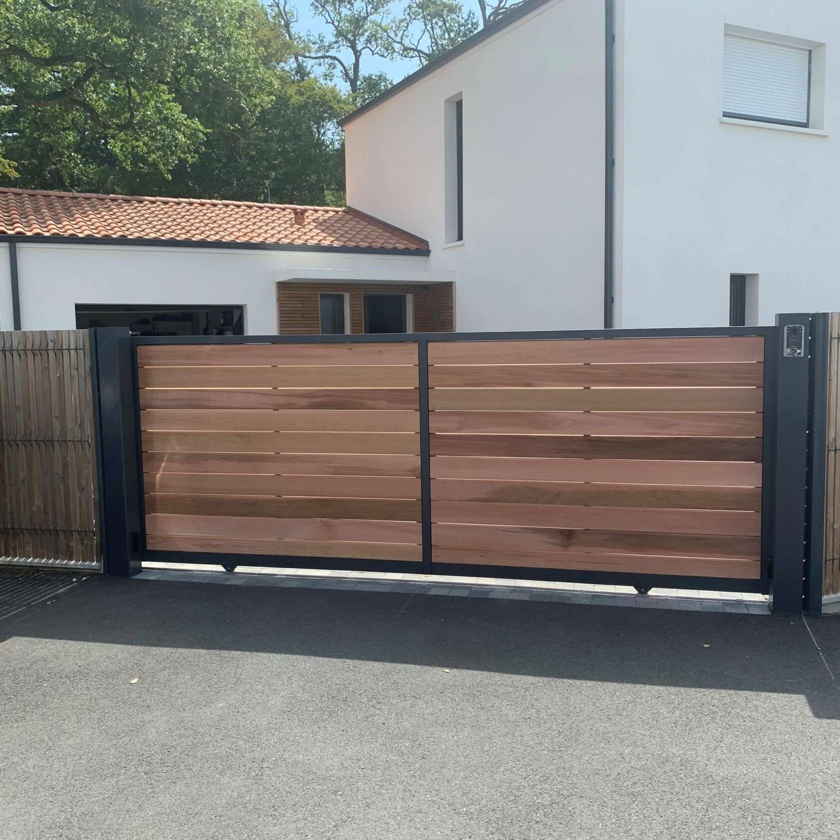 découvrez les avantages d'un portail coulissant motorisé : confort, sécurité, gain de place et facilité d'utilisation pour votre entrée.