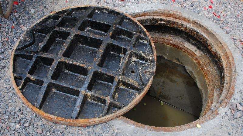 découvrez les démarches à suivre et les coûts associés pour le raccordement au tout-à-l’égout, afin de faciliter vos travaux d’assainissement.