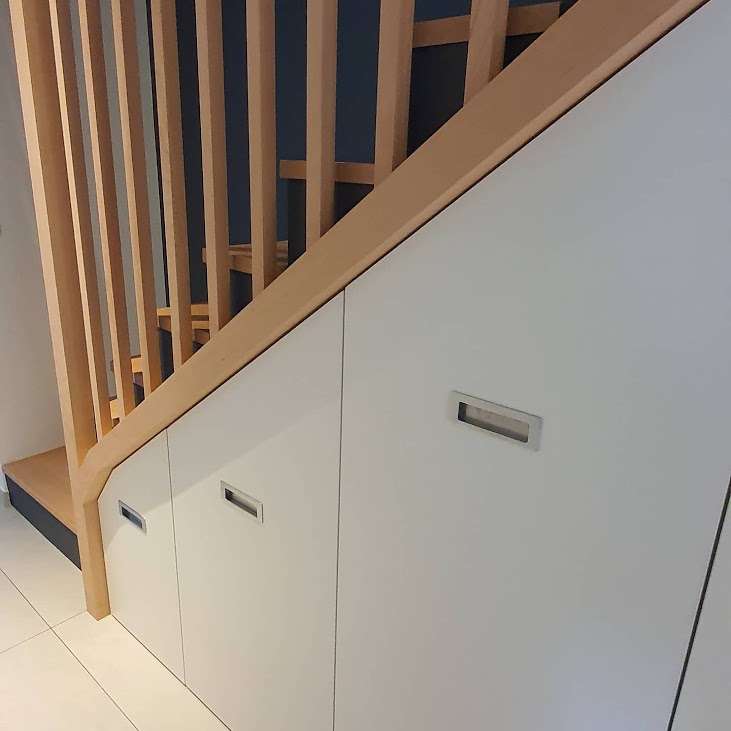 découvrez nos conseils et astuces pour rénover un escalier en bois avec succès, redonnez-lui charme et robustesse.