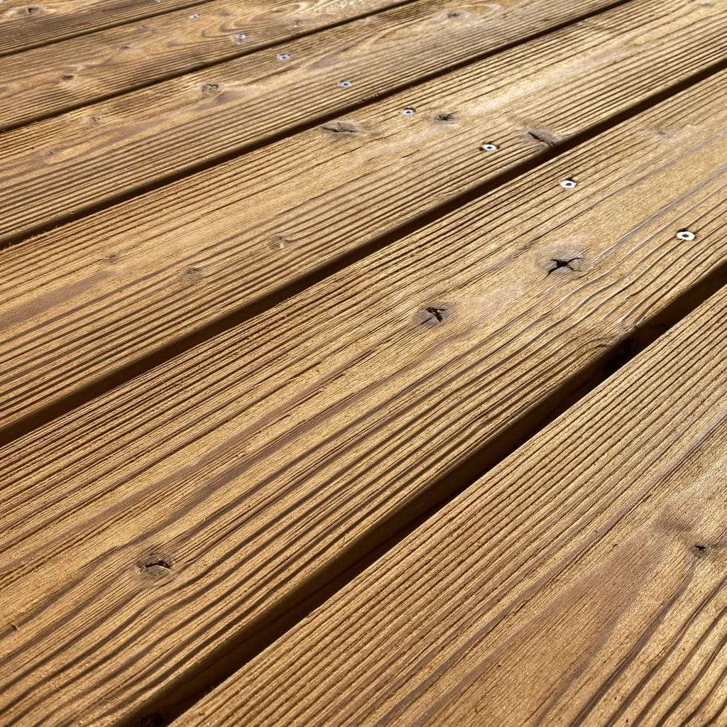 découvrez les avantages d'une terrasse en pin autoclave et apprenez comment en assurer un entretien facile pour une durabilité optimale.