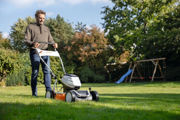 découvrez les bienfaits de la tonte mulching pour un jardin sain et écologique, favorisant la fertilisation naturelle et la santé optimale de votre pelouse.