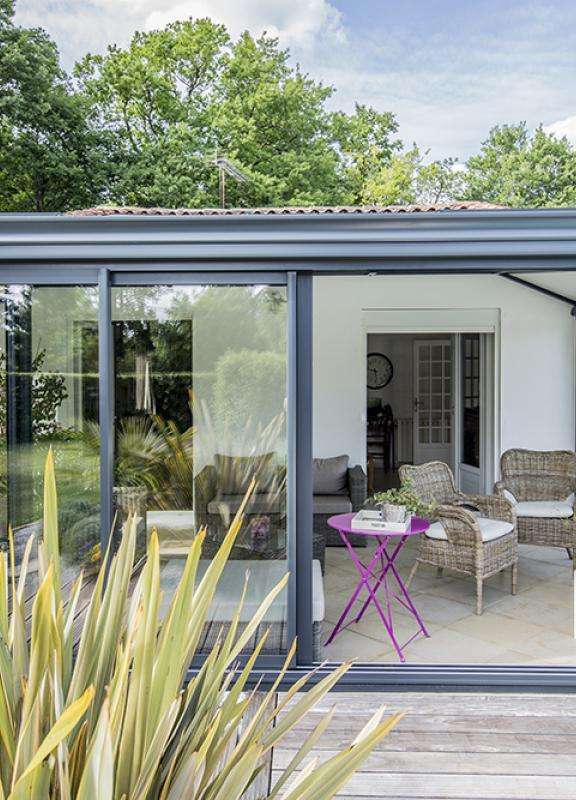 découvrez comment choisir entre une véranda en aluminium ou en bois pour votre projet en 2026, en comparant design, durabilité et coût.