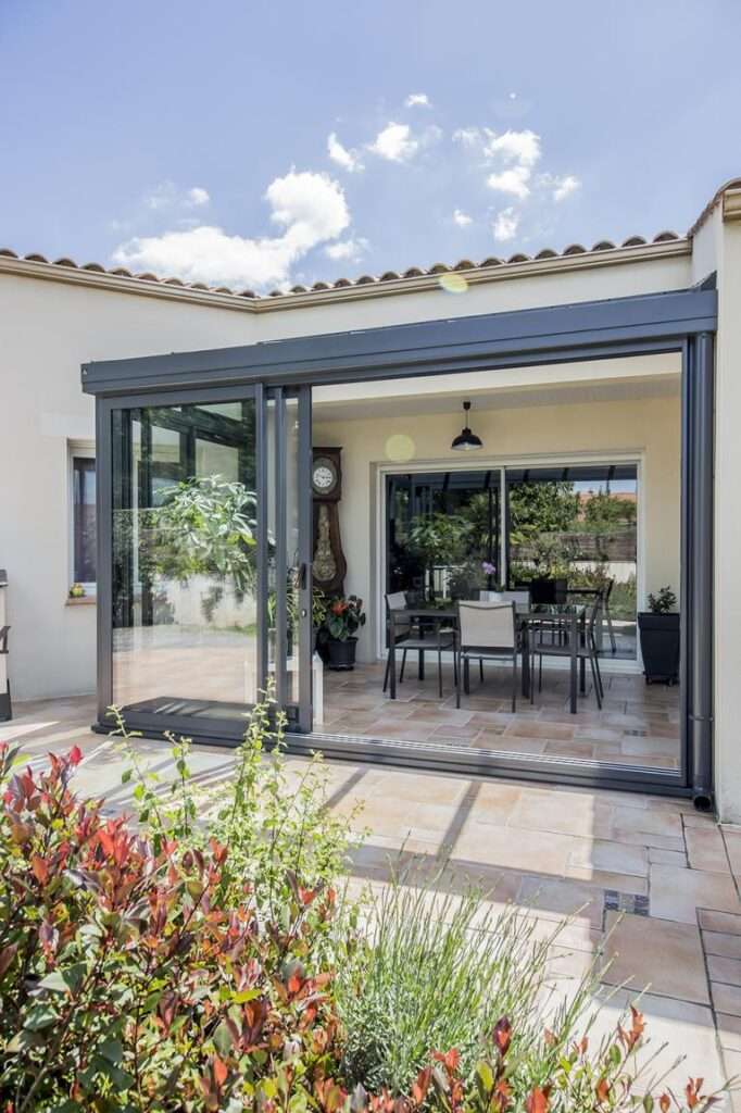 découvrez comment choisir entre une véranda en aluminium ou en bois pour 2026, en comparant leurs avantages, styles et durabilité afin d'opter pour la meilleure solution adaptée à votre maison.