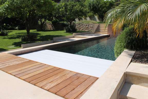 découvrez les avantages du volet roulant pour piscine immergée : sécurité, esthétique, isolation thermique et facilité d'entretien pour une piscine toujours protégée.