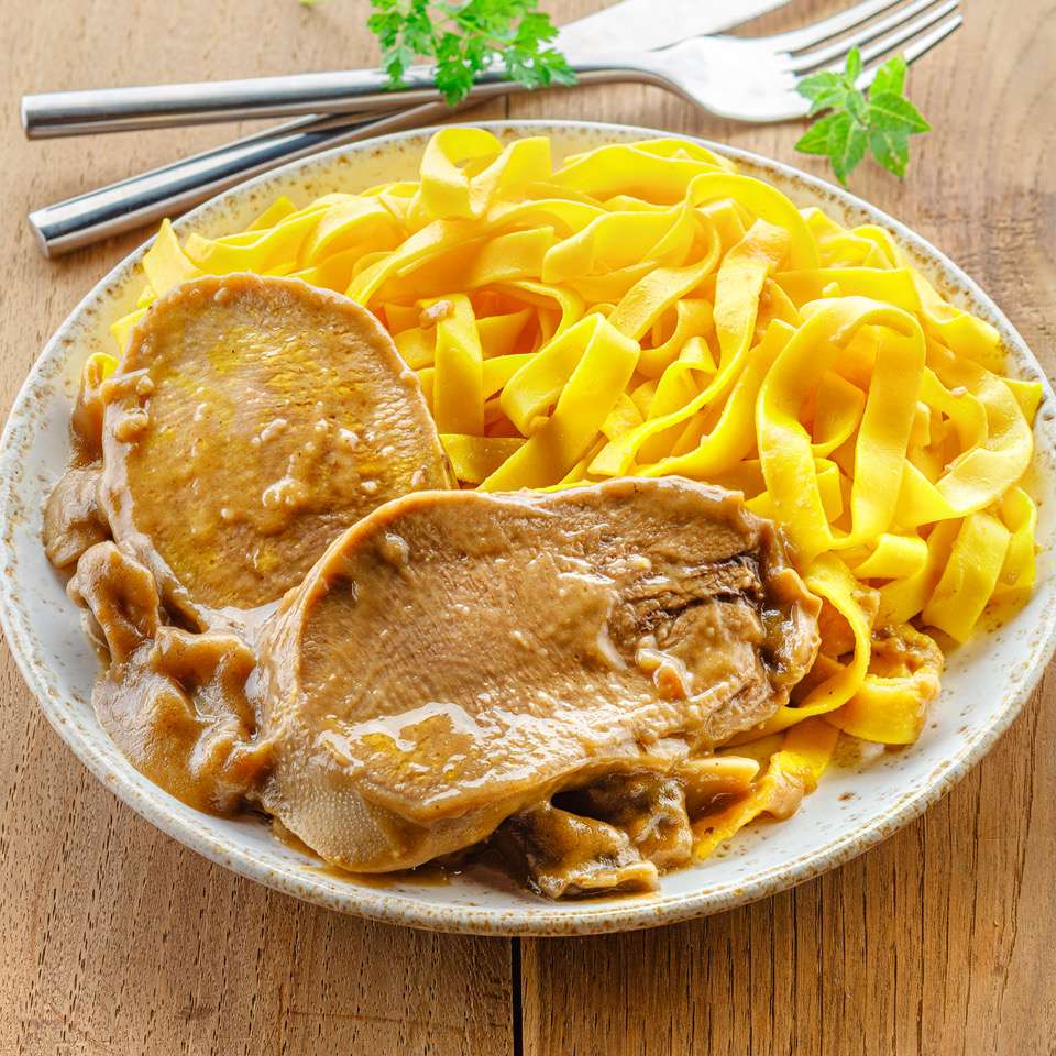 découvrez la recette authentique de la langue de bœuf traditionnelle, un plat savoureux et riche en histoire, parfait pour vos repas conviviaux.