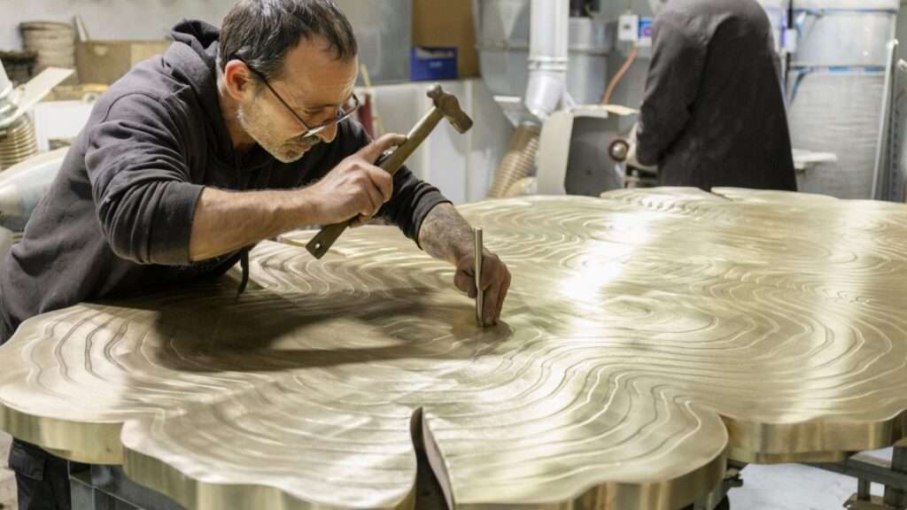 découvrez l'artisanat d'exception qui allie savoir-faire traditionnel et créativité pour des créations uniques et de qualité.